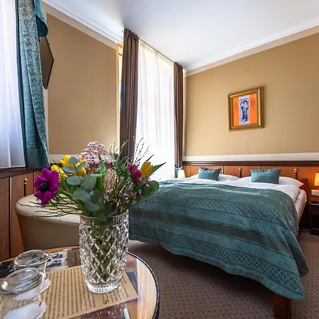 Отель Hastal Old Town 4*